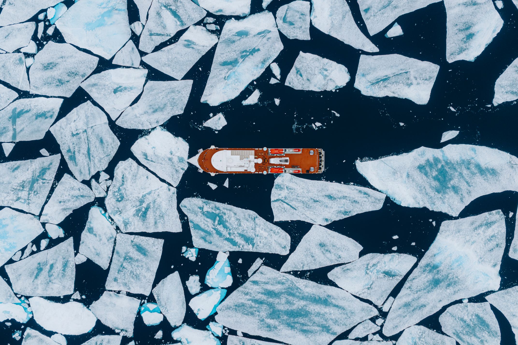 Luftaufnahme Schiff Packeis Greg Mortimer Svalbard Arktis Jenna Marie