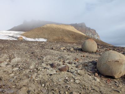 Mysteriöse Steinkugeln auf Champ Island, Franz-Josef-Land.