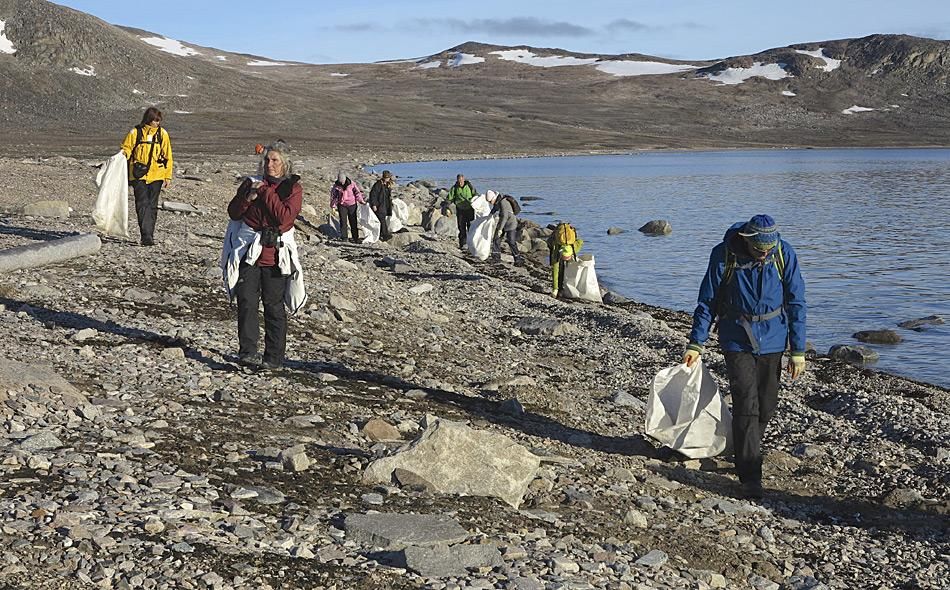 Mission erfüllt – Oceanwide Expeditions reinigt Strände Svalbards auf einer Sonderfahrt